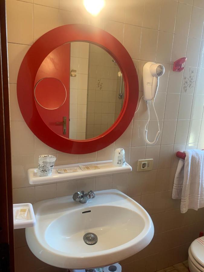 Hotel Santa Maria Bardolino Bagian luar foto