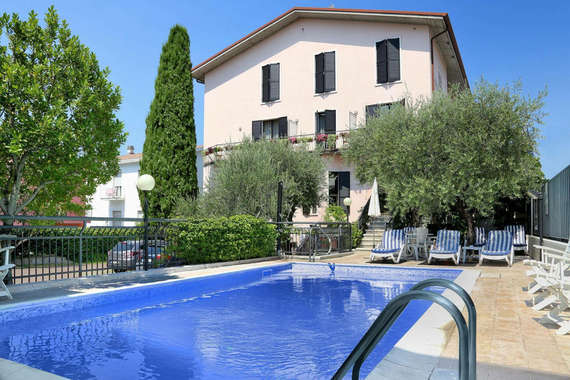 Hotel Santa Maria Bardolino Bagian luar foto